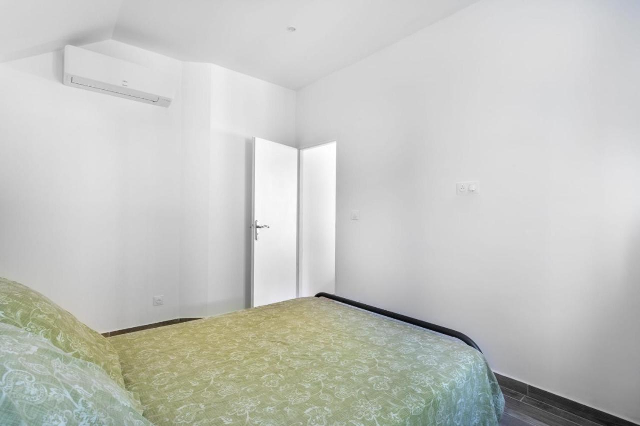 Luxurious 1 Bedroom, Ac, Terrace, Close Beaches - Dodo Et Tartine Каркеран Екстериор снимка